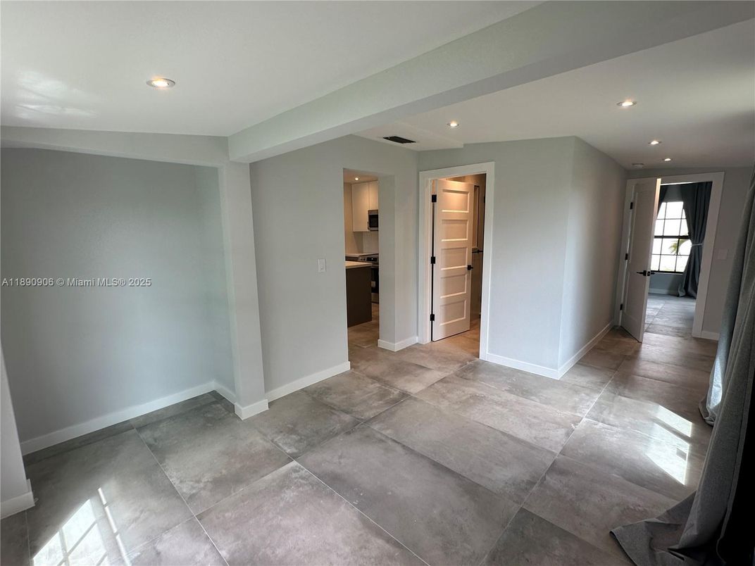 Empty room, Interior, Recessed Lighting