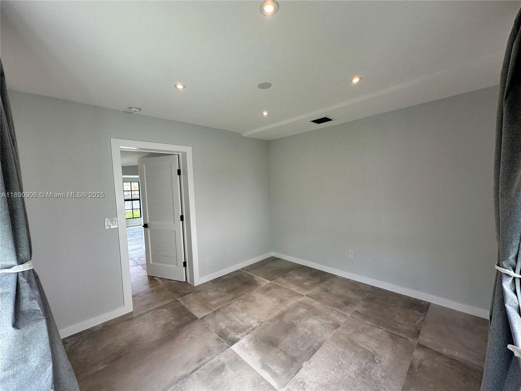 Empty room, Interior, Recessed Lighting