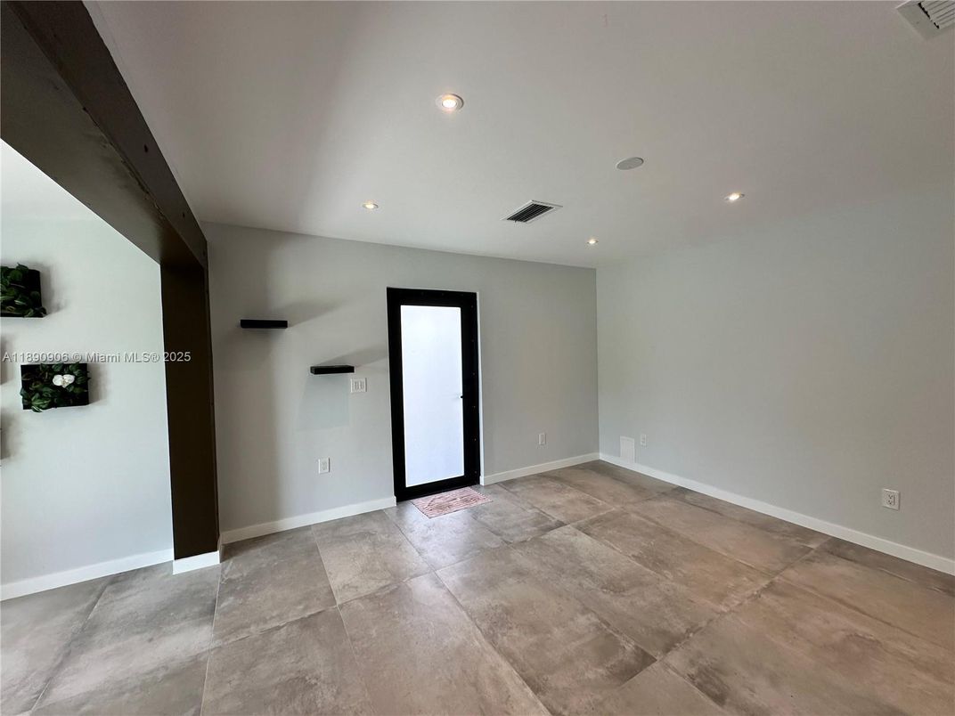 Empty room, Interior, Recessed Lighting