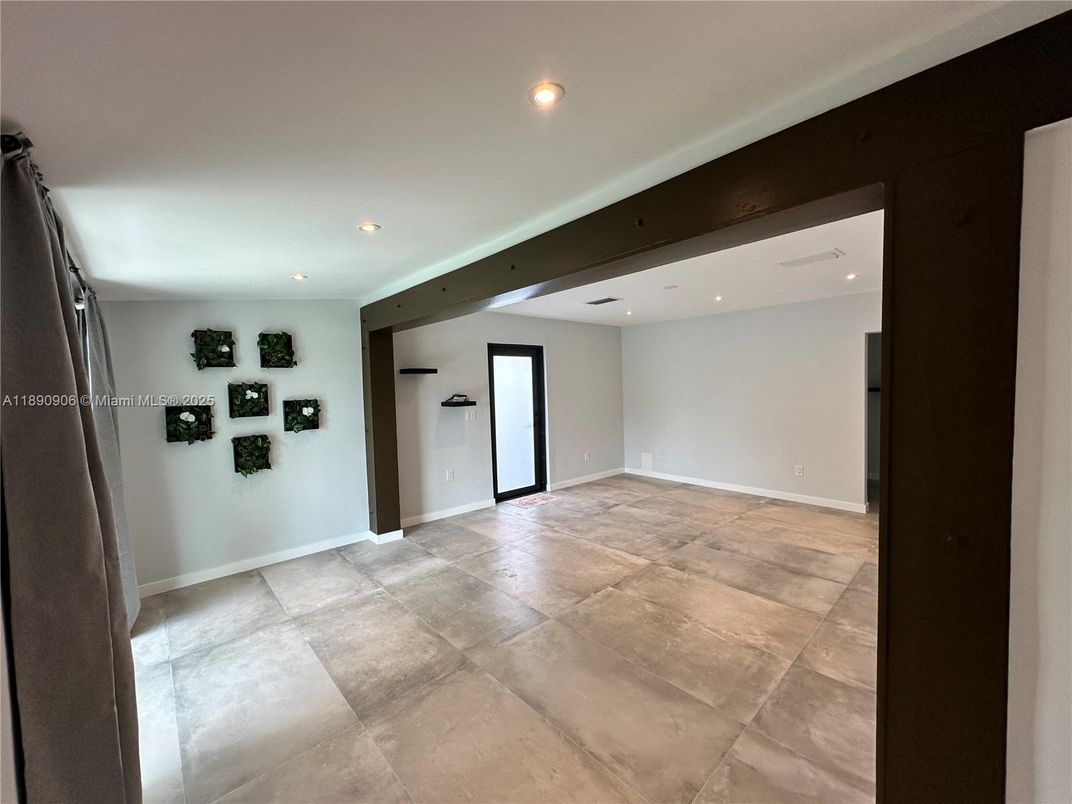 Empty room, Interior, Recessed Lighting