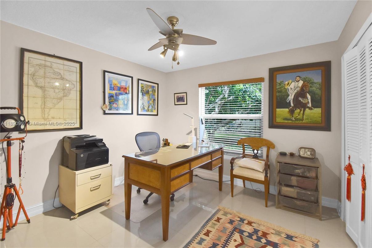 Home Office, Interior