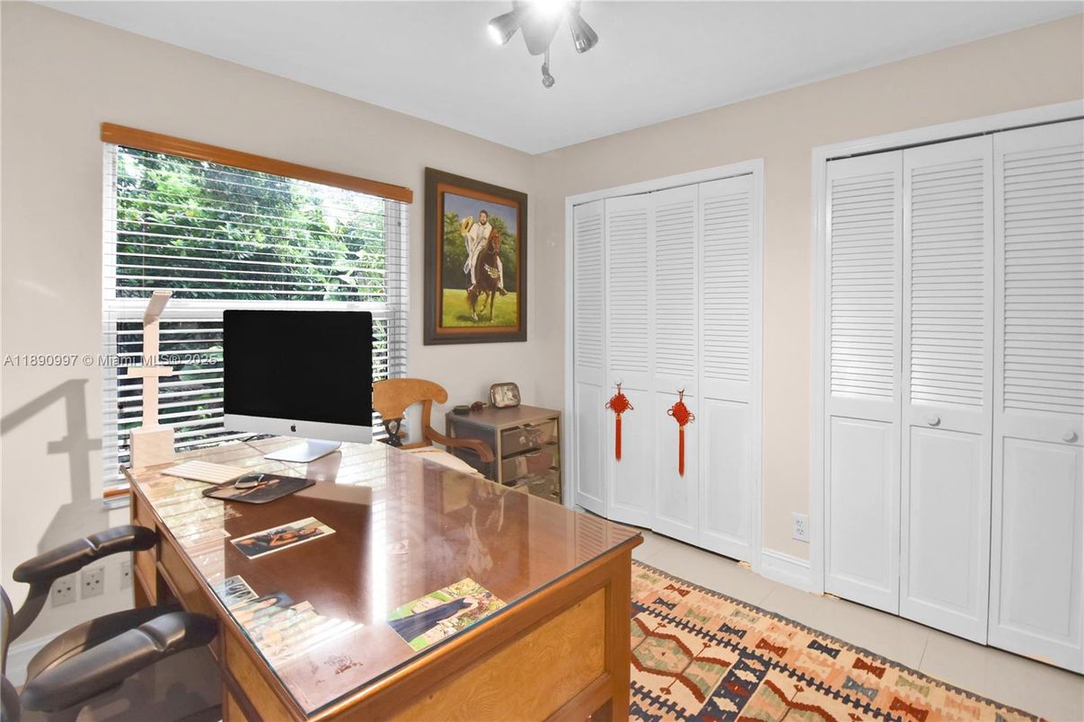 Home Office, Interior
