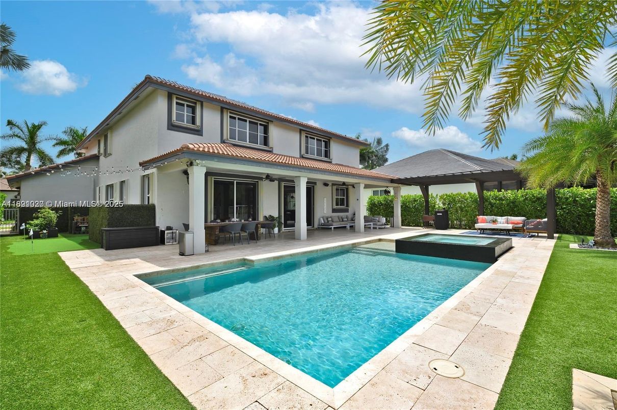 Exterior, Pool