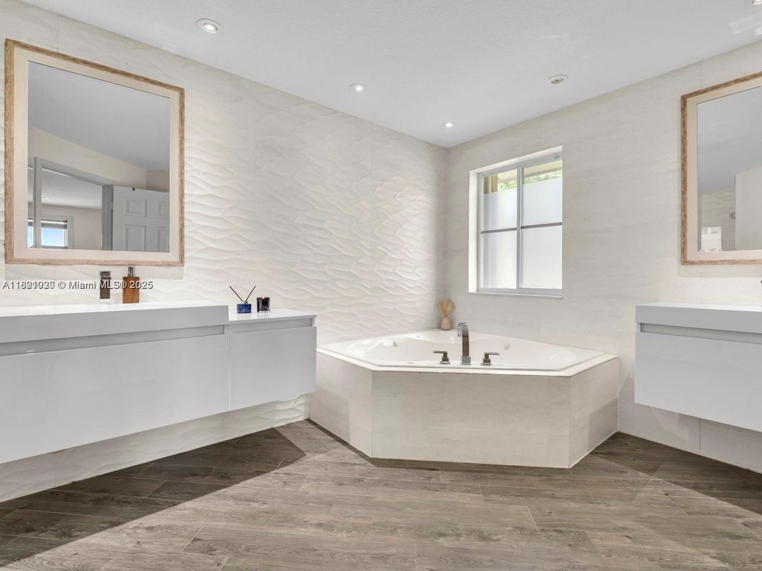 Bathroom, Interior, Recessed Lighting, Wood Texture Flooring