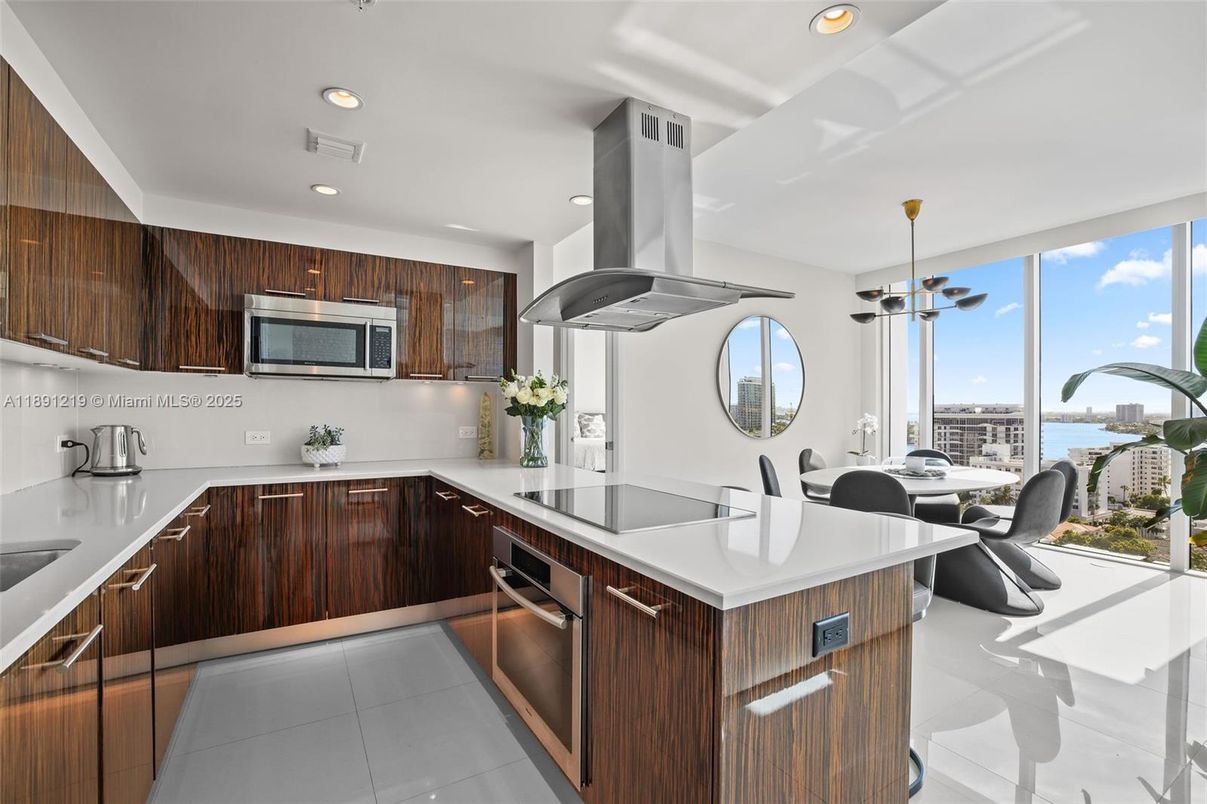 Dining room, Interior, Kitchen, Pendant Lights, Recessed Lighting, Stainless Steel Appliances, Water