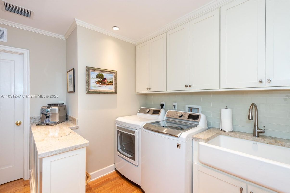 Interior, Recessed Lighting, Washer, Wood Texture Flooring