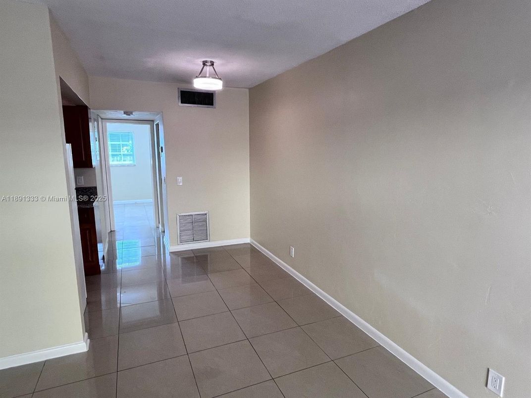 Empty room, Interior