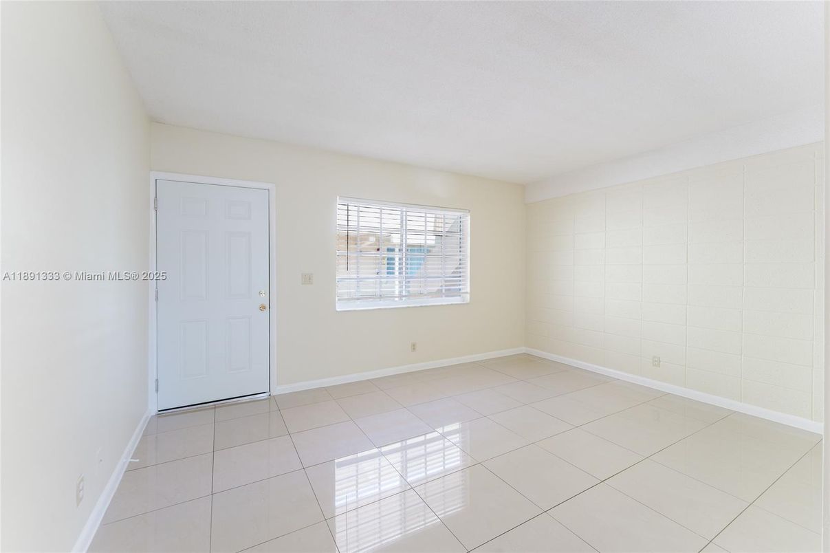 Empty room, Interior