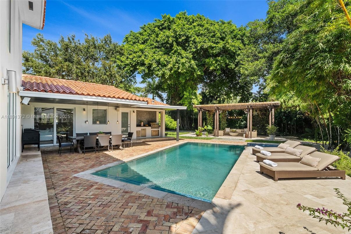 Exterior, Pool