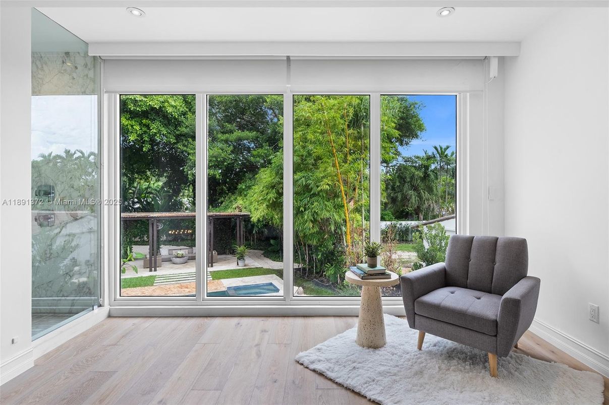 Interior, Recessed Lighting, Sun Room, Wood Texture Flooring