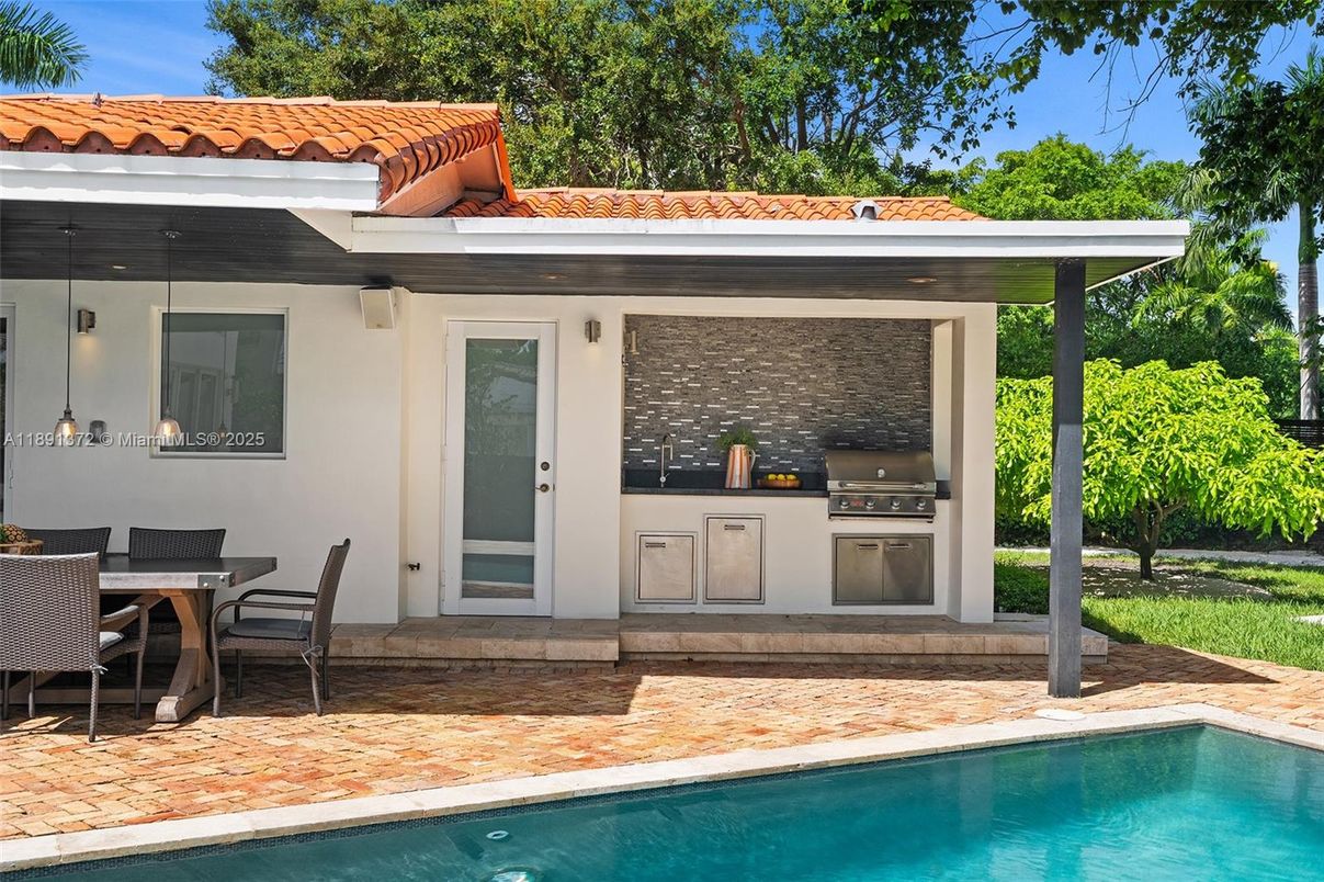Exterior, Outdoor Kitchen, Pool
