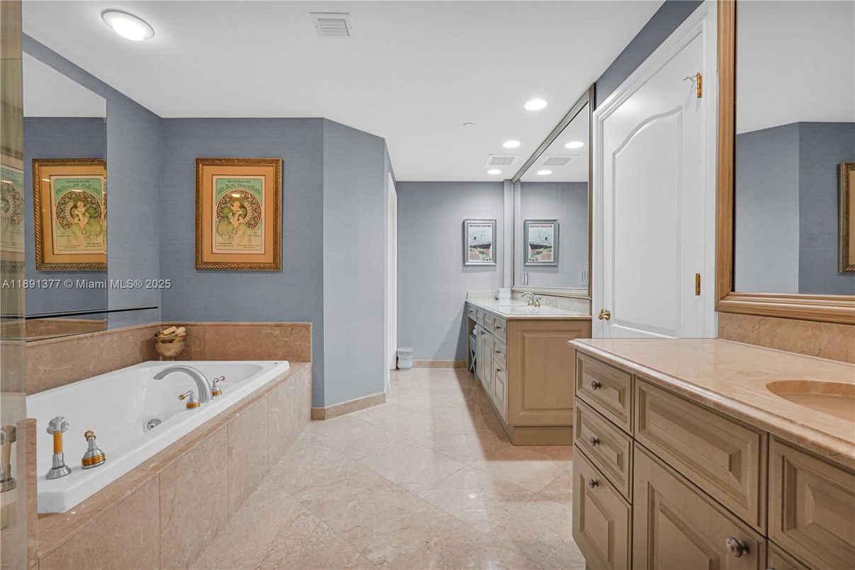 Bathroom, Dual Sink Vanities, Interior, Recessed Lighting