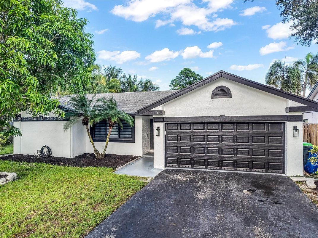 Attached, Exterior, Facade, Ranch