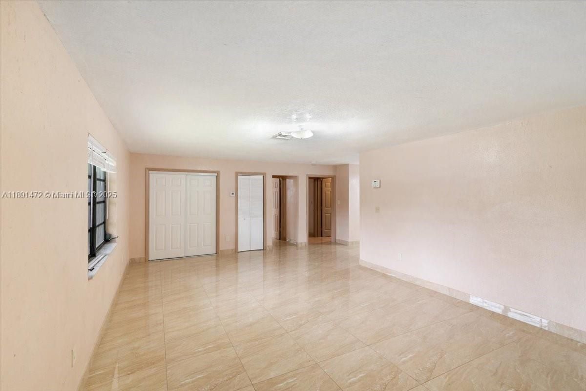 Empty room, Interior