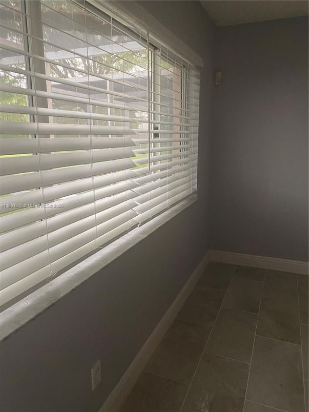 Empty room, Interior