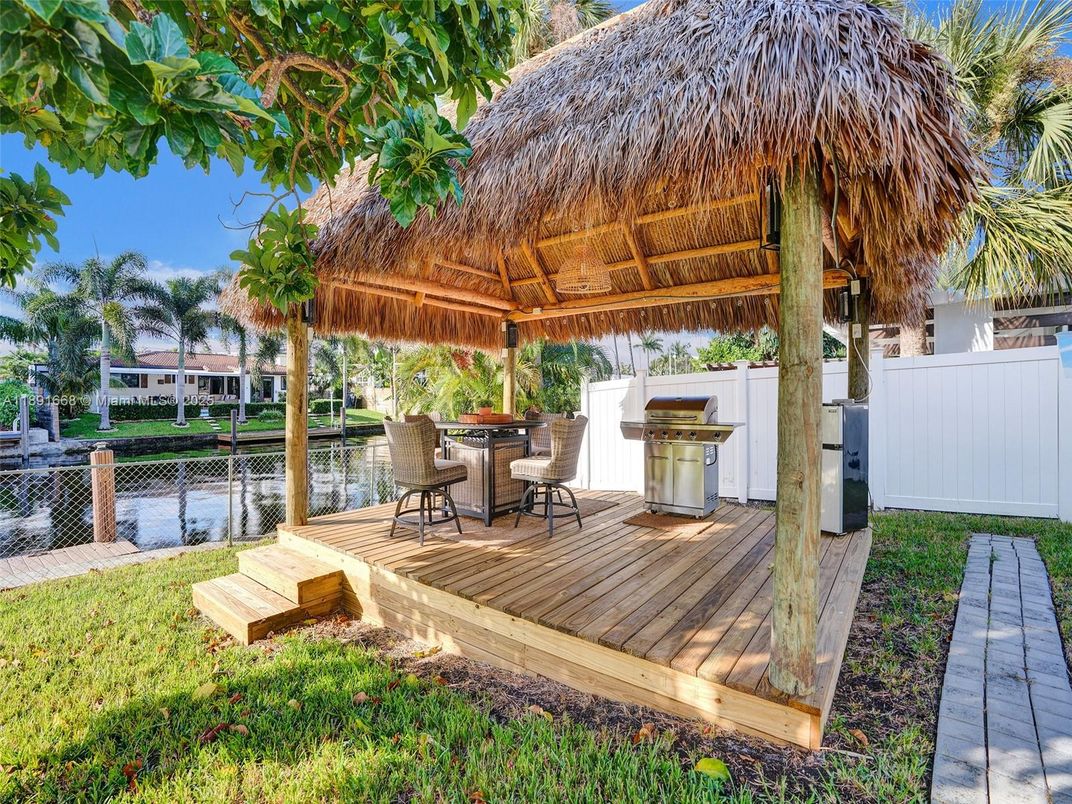 Exterior, Outdoor Kitchen