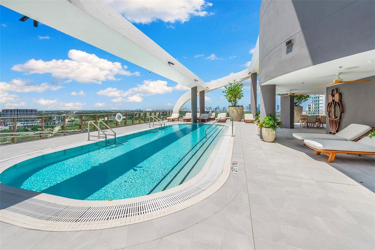 Exterior, Pool