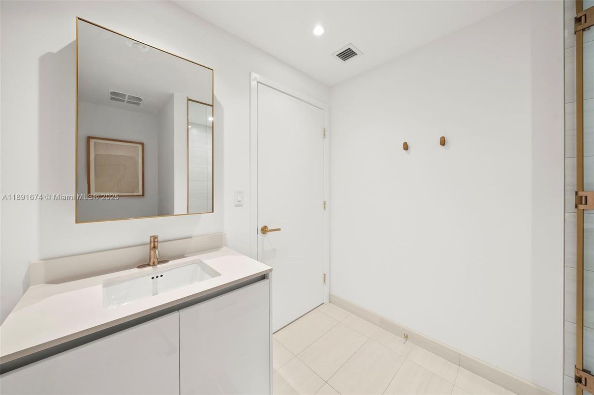 Bathroom, Interior, Recessed Lighting