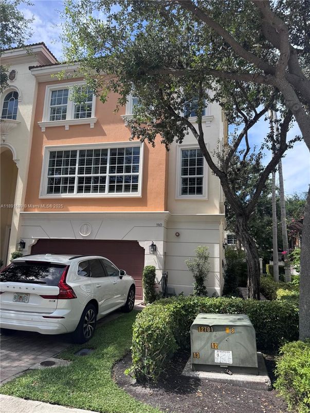 Exterior, Facade, Rowhouse