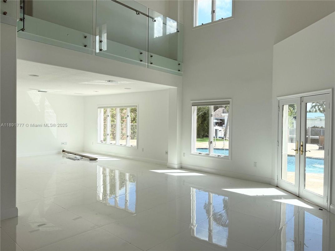 Empty room, Interior, Water