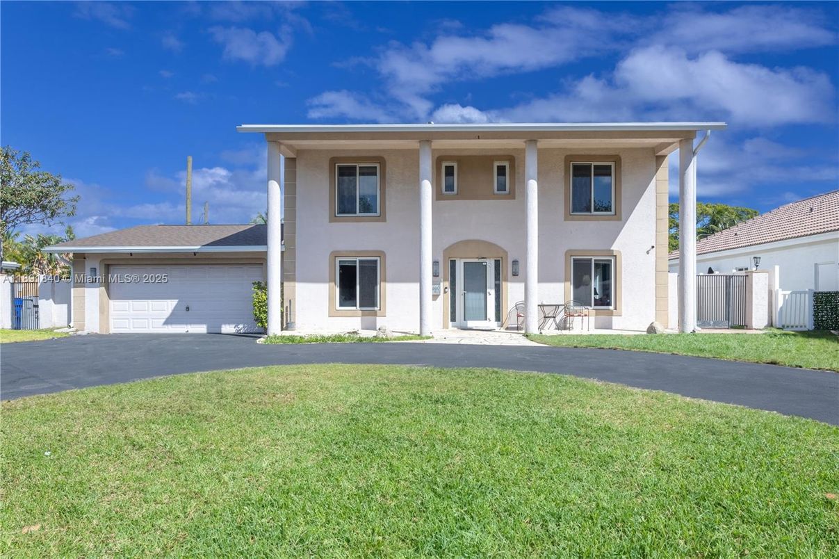 Attached, Exterior, Facade, Georgian