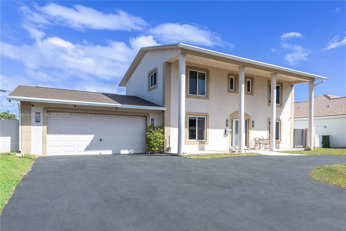 Attached, Exterior, Facade, Mediterranean