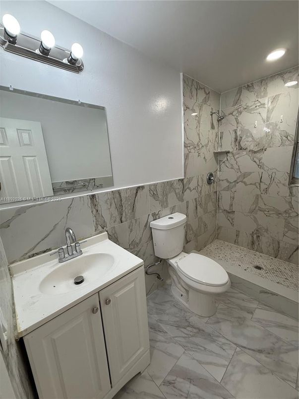 Bathroom, Interior, Marble, Marble Walls, Recessed Lighting