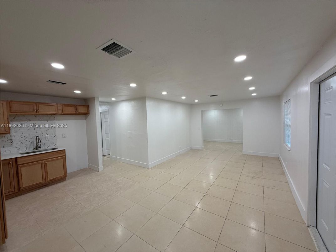 Empty room, Interior, Recessed Lighting