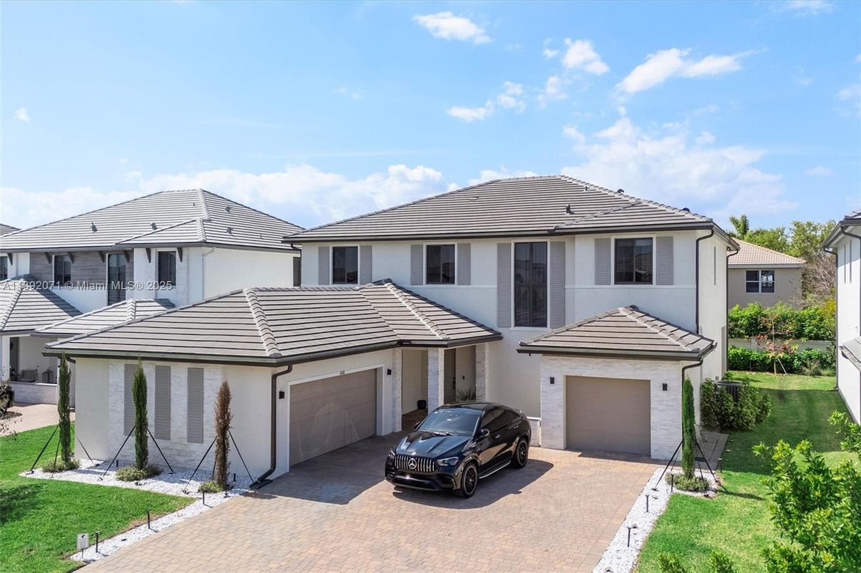 Attached, Exterior, Facade, Mediterranean
