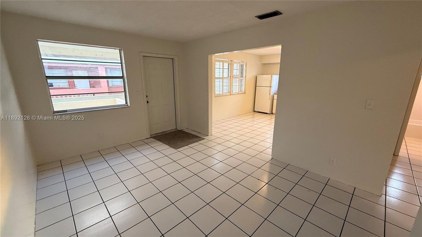 Empty room, Interior