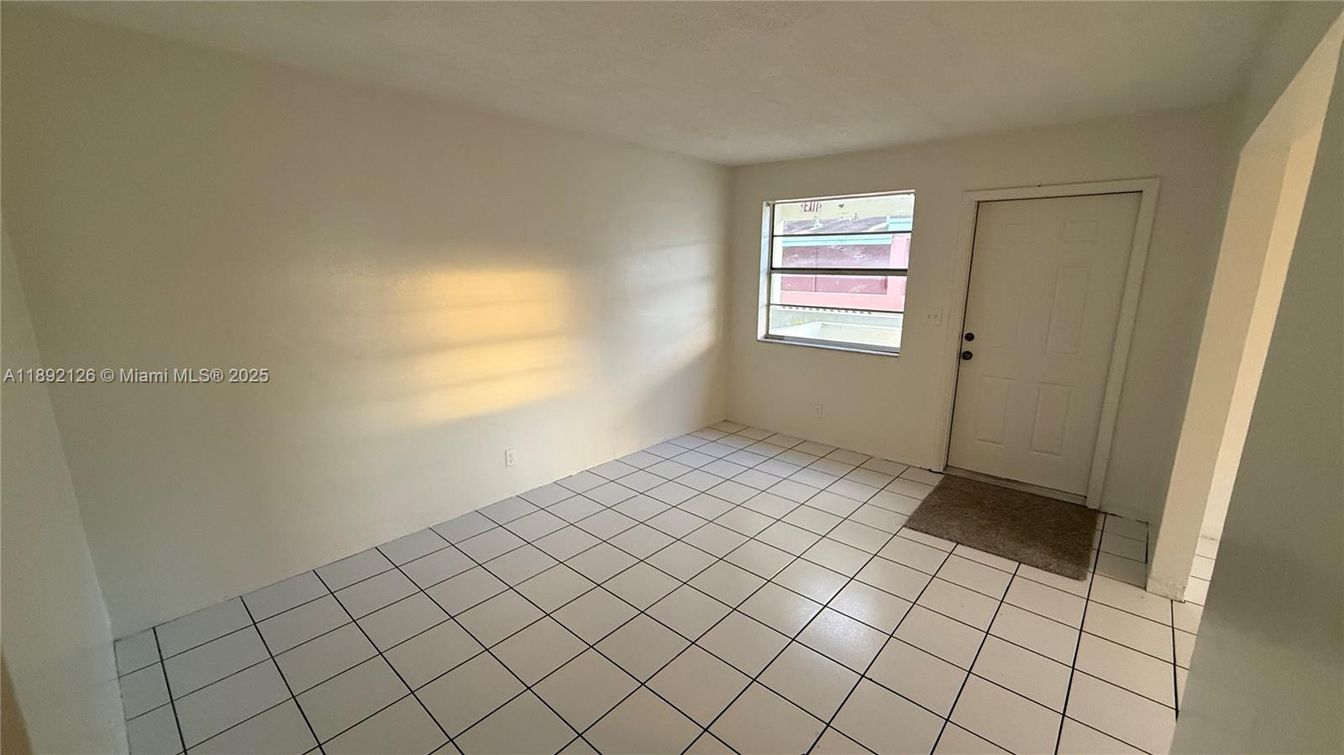 Empty room, Interior