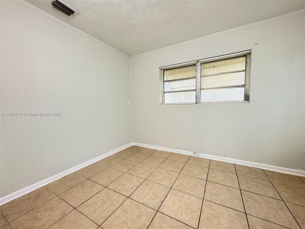 Empty room, Interior