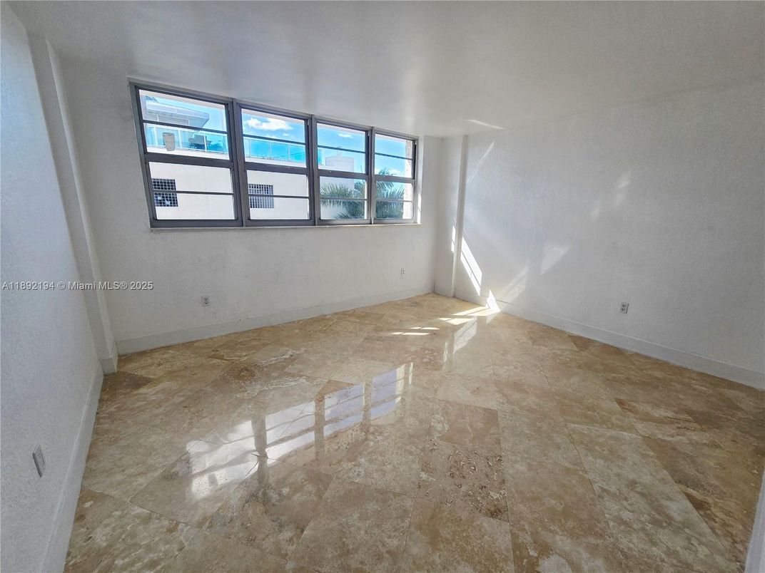 Empty room, Interior