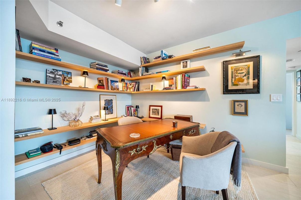 Home Office, Interior
