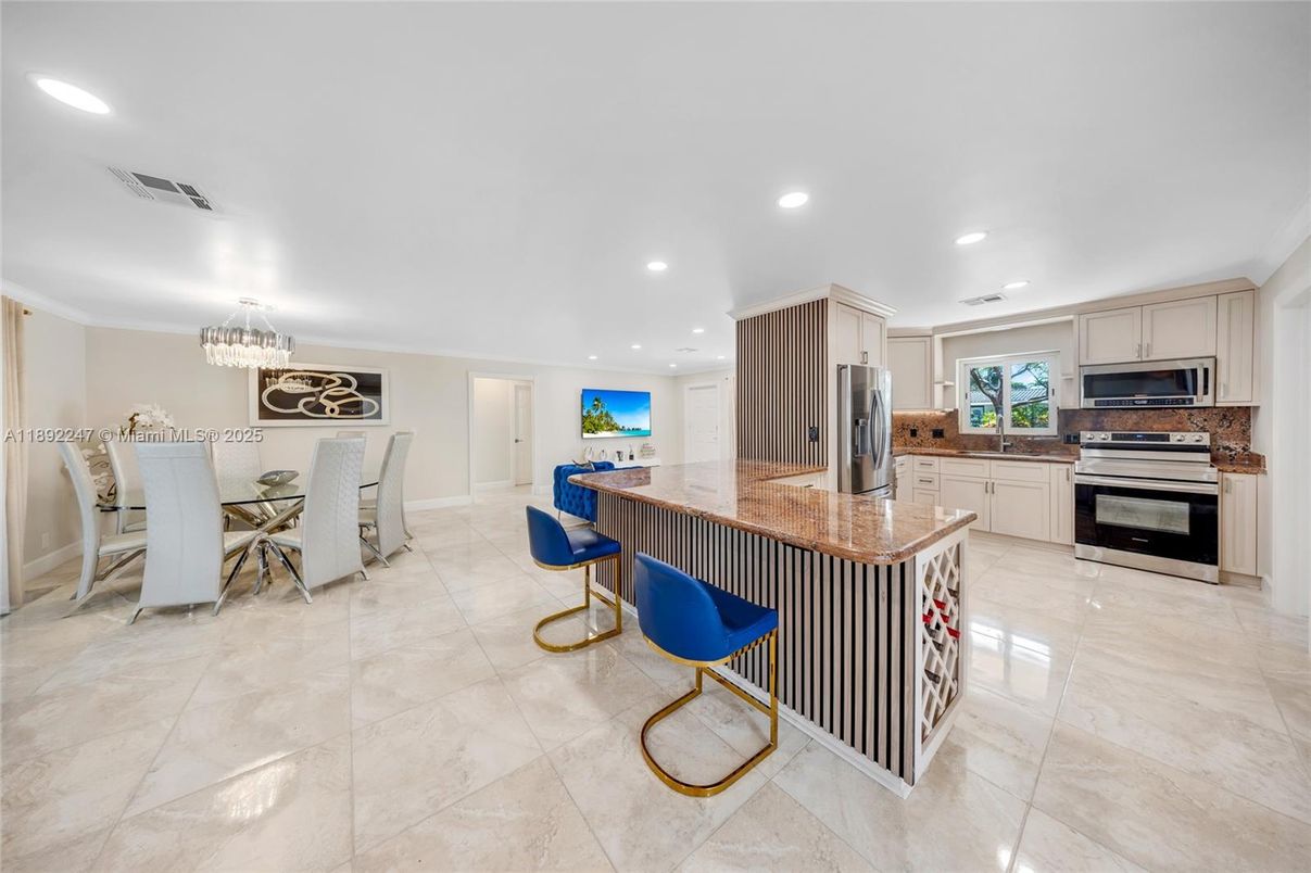 Chandelier, Dining room, Interior, Kitchen, Recessed Lighting, Stainless Steel Appliances