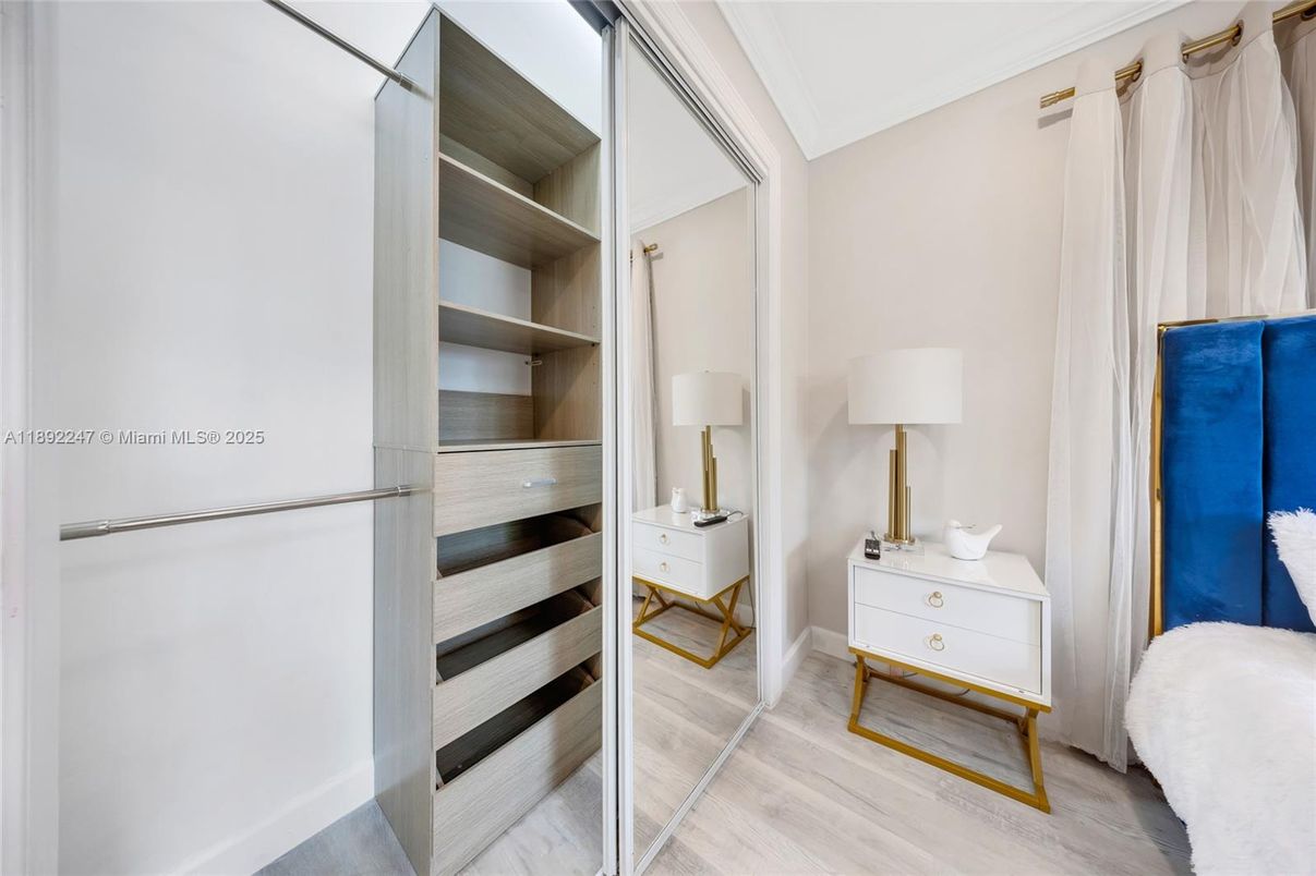 Interior, Walk-in Closets, Wood Texture Flooring