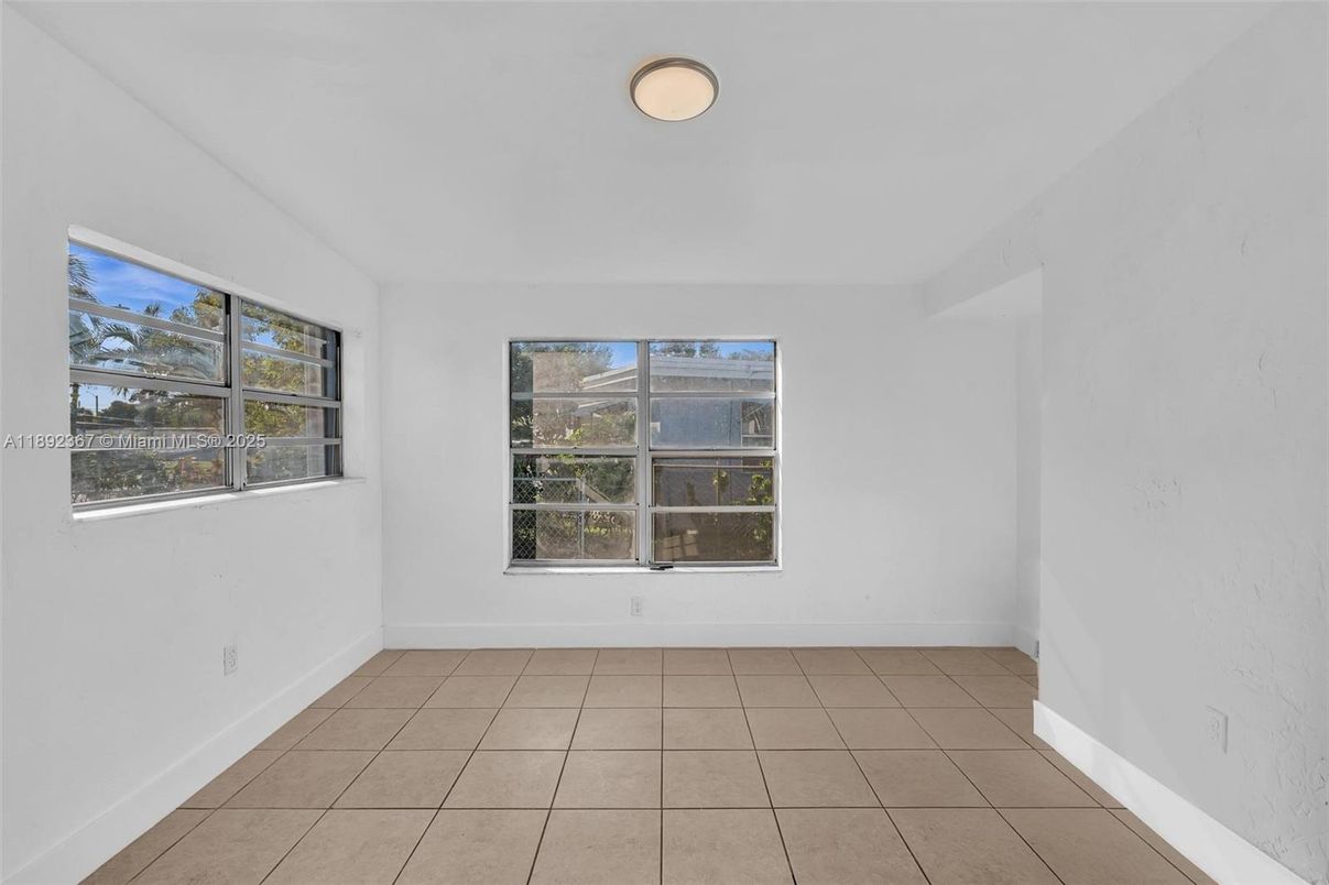 Empty room, Interior