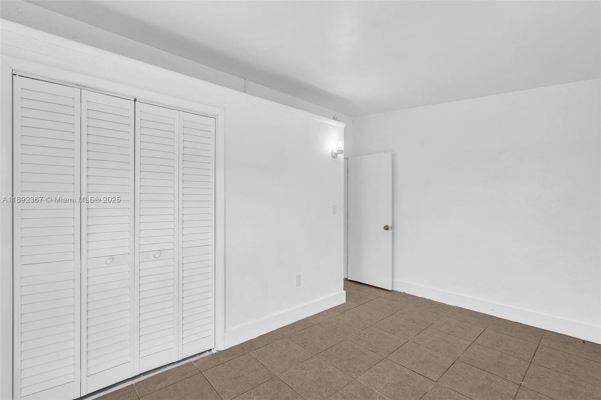 Empty room, Interior