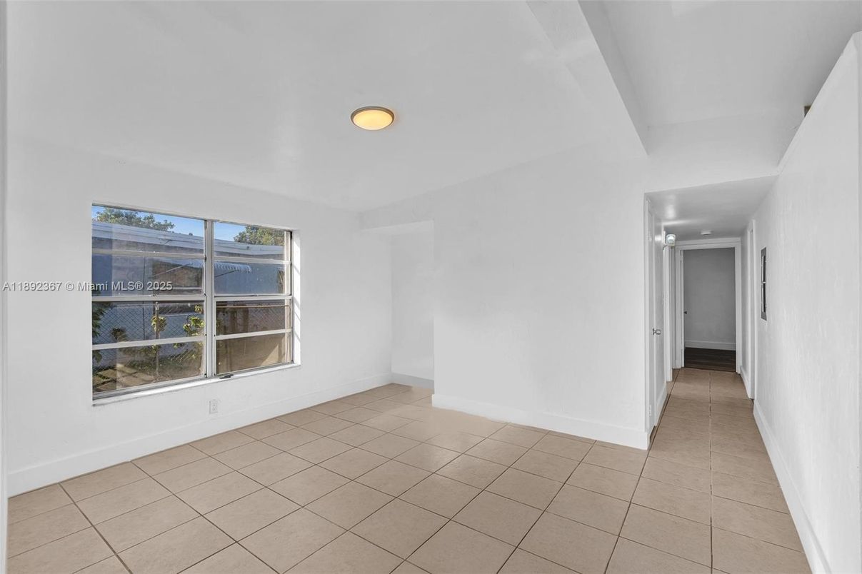 Empty room, Interior