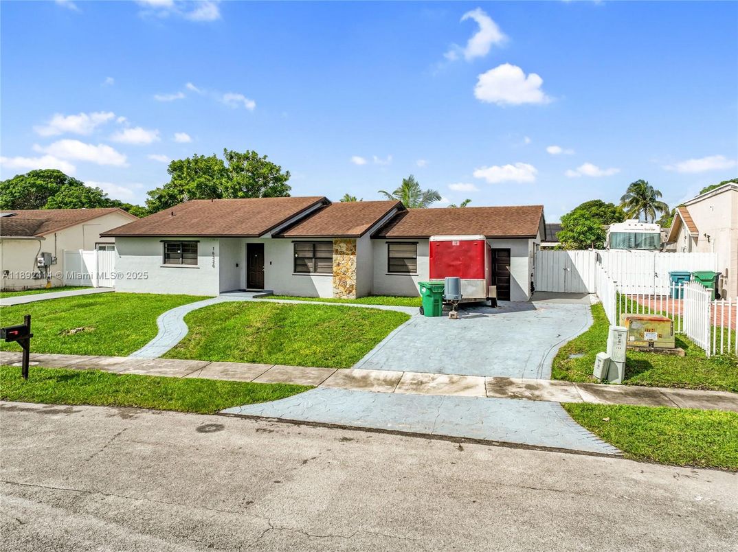 Backyard, Exterior, Facade, Ranch