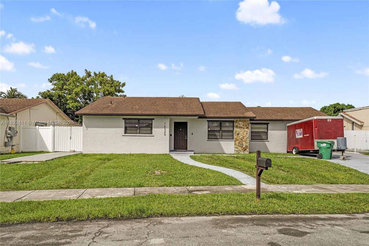 Exterior, Facade, Ranch