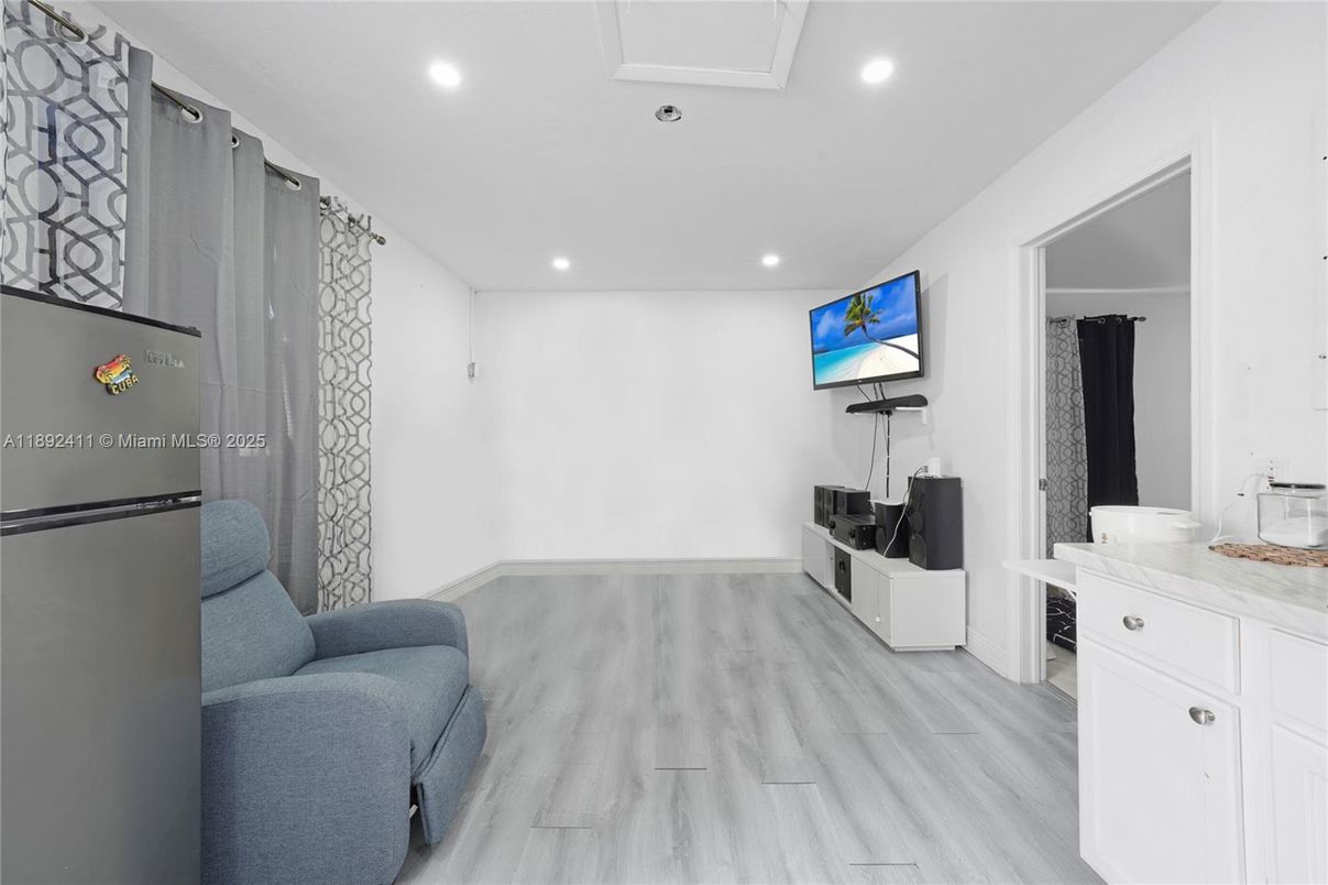 Interior, Recessed Lighting, Wood Texture Flooring