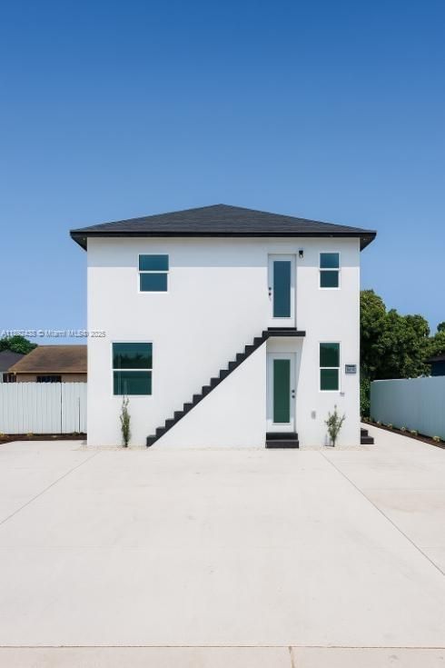 Exterior, Facade, Modern