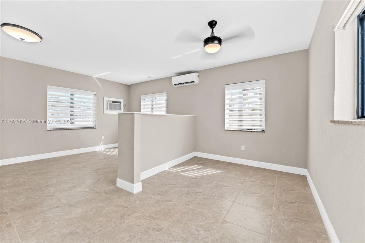Empty room, Interior