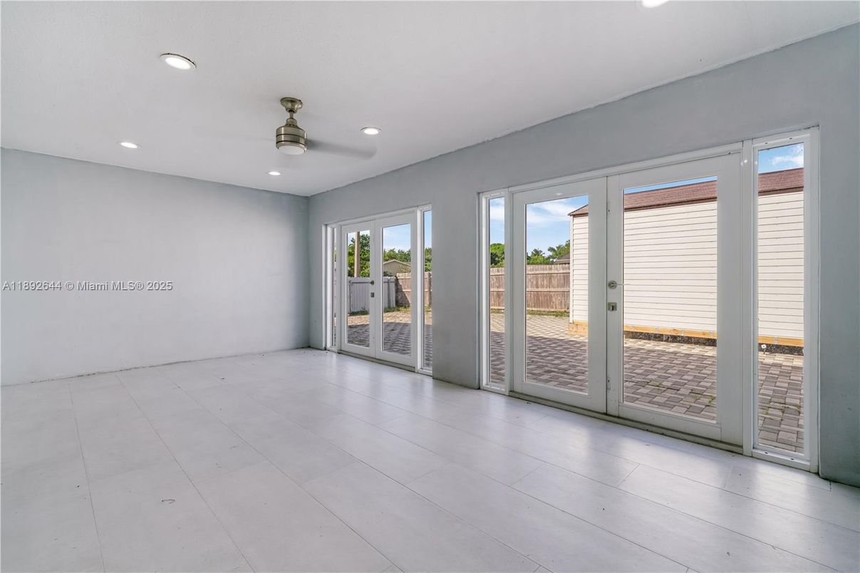 Empty room, Interior, Recessed Lighting