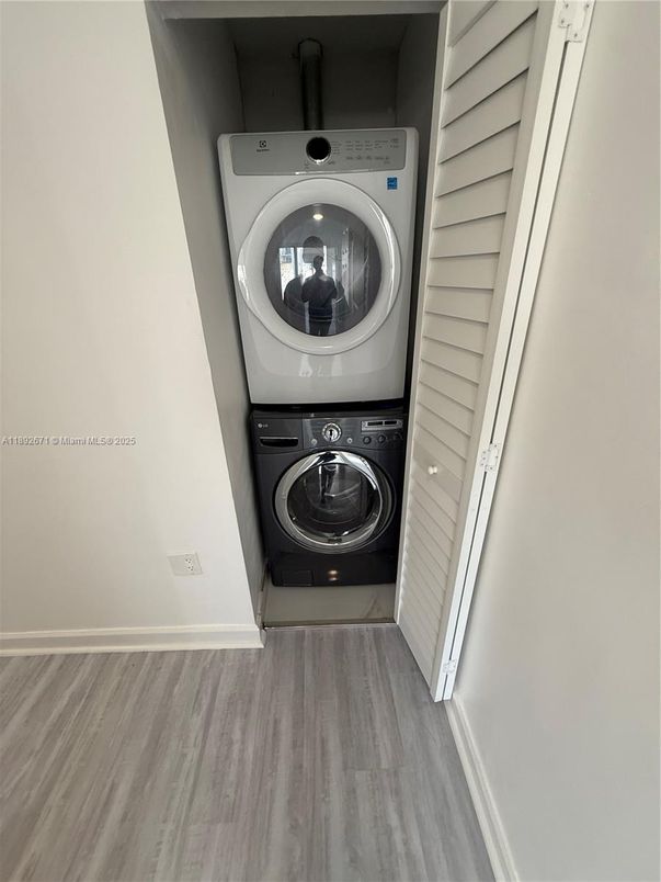 Interior, Utility Closets, Washer, Wood Texture Flooring