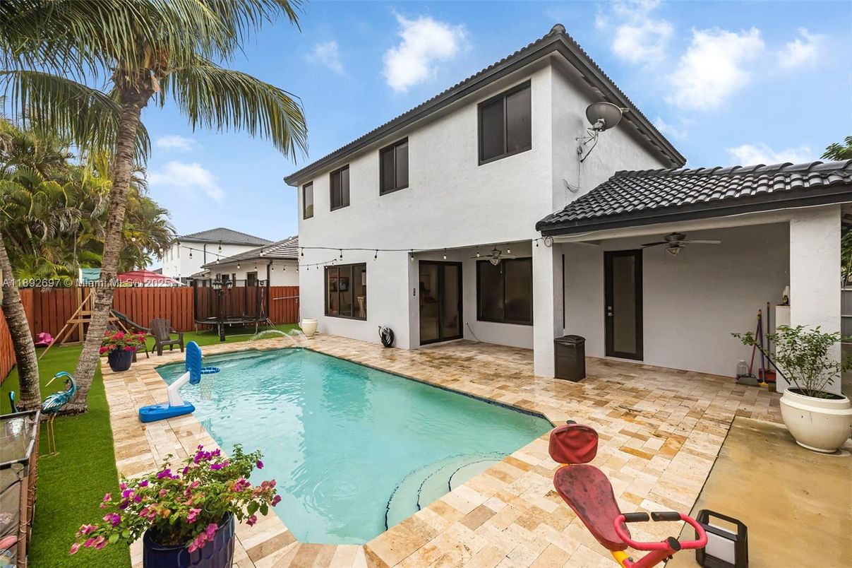 Exterior, Pool