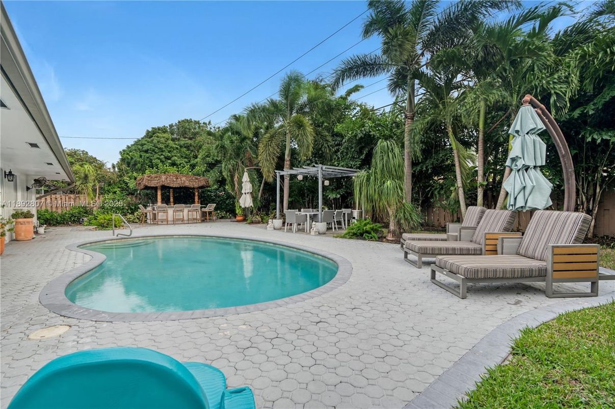 Exterior, Pool