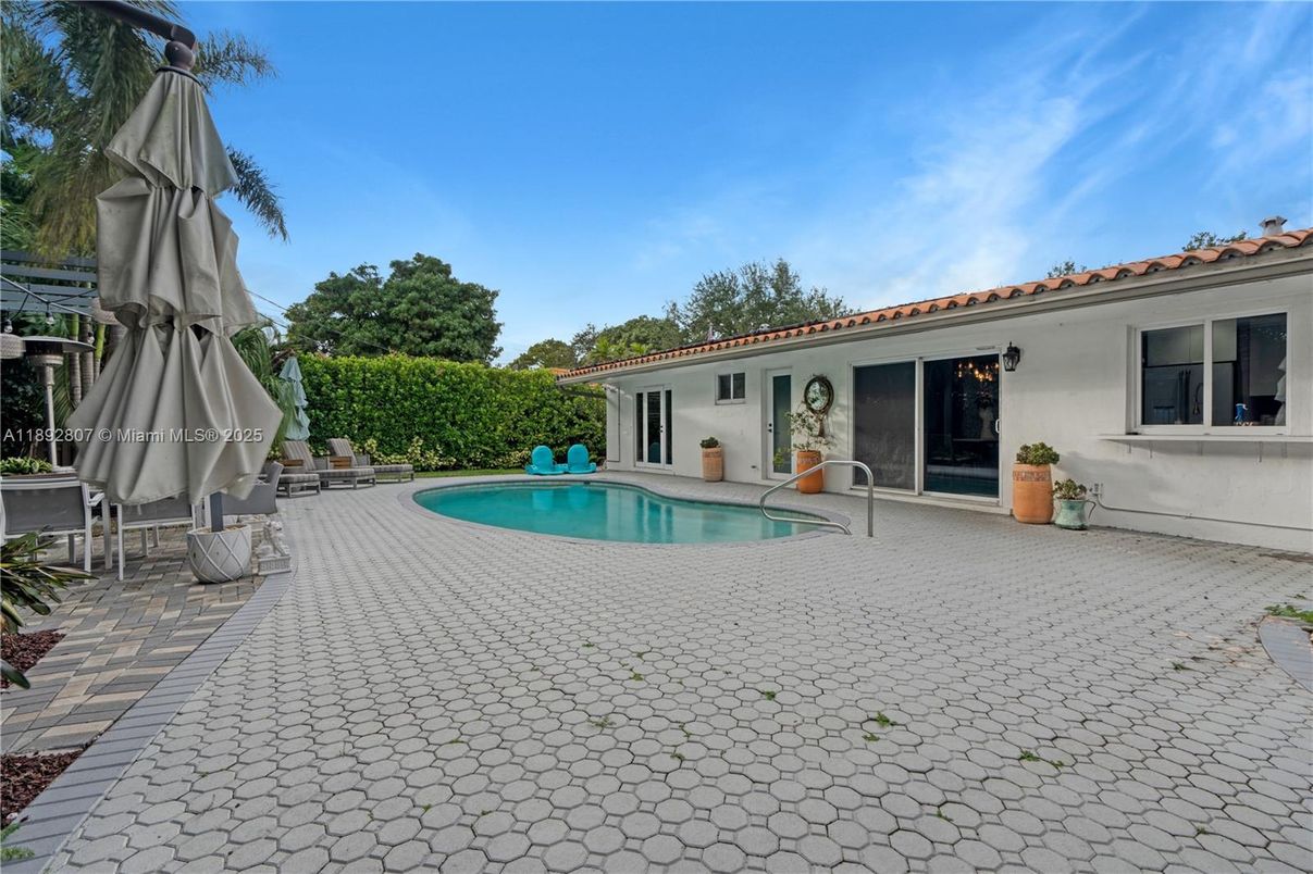 Exterior, Pool