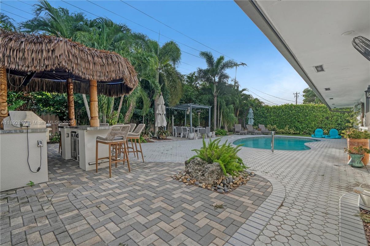 Exterior, Outdoor Kitchen, Pool